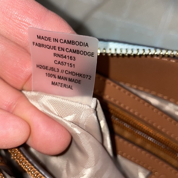 SOLD ๐ฅ๐ฅ2 IN 1 CROSSBODY CALVIN KLEIN BAG - Picture 10 of 17